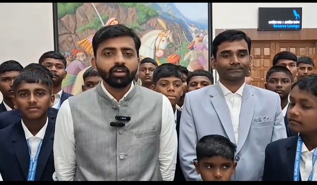 ISRO study tour of 25 talented students of Kolhapur Municipal Corporation; Scientific dreams strengthened through air travel